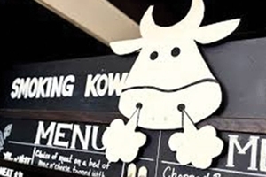 لوگوی رستوران اسموکینگ کاو smoking kow BBQ